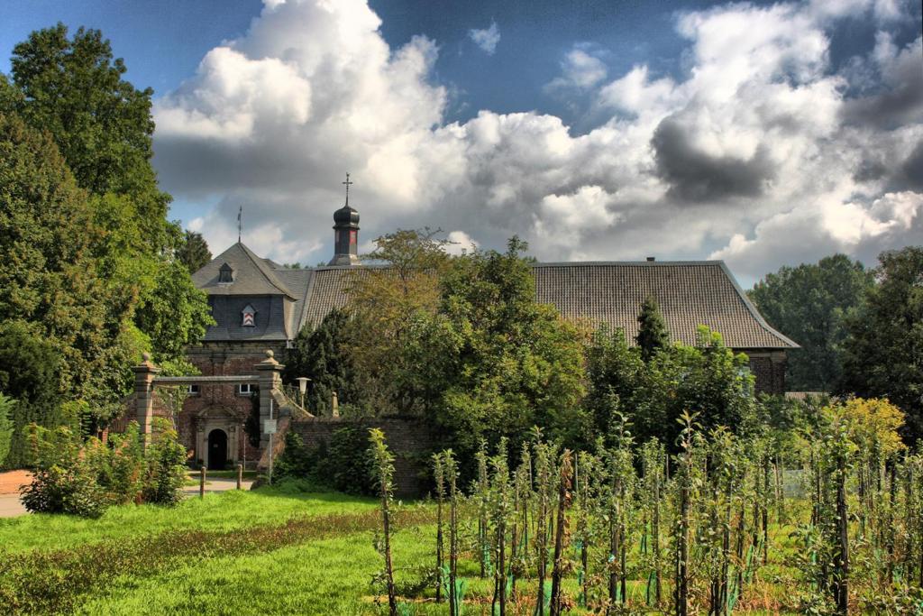 Nikolauskloster Juchen Exterior photo
