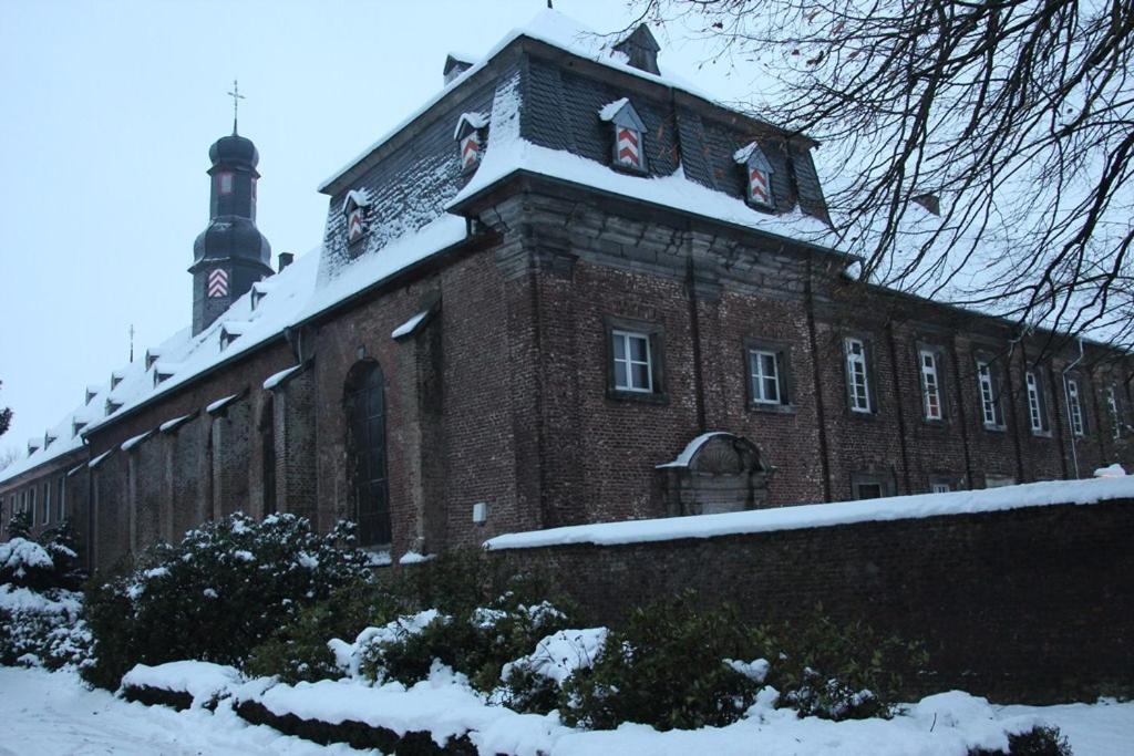 Nikolauskloster Juchen Exterior photo